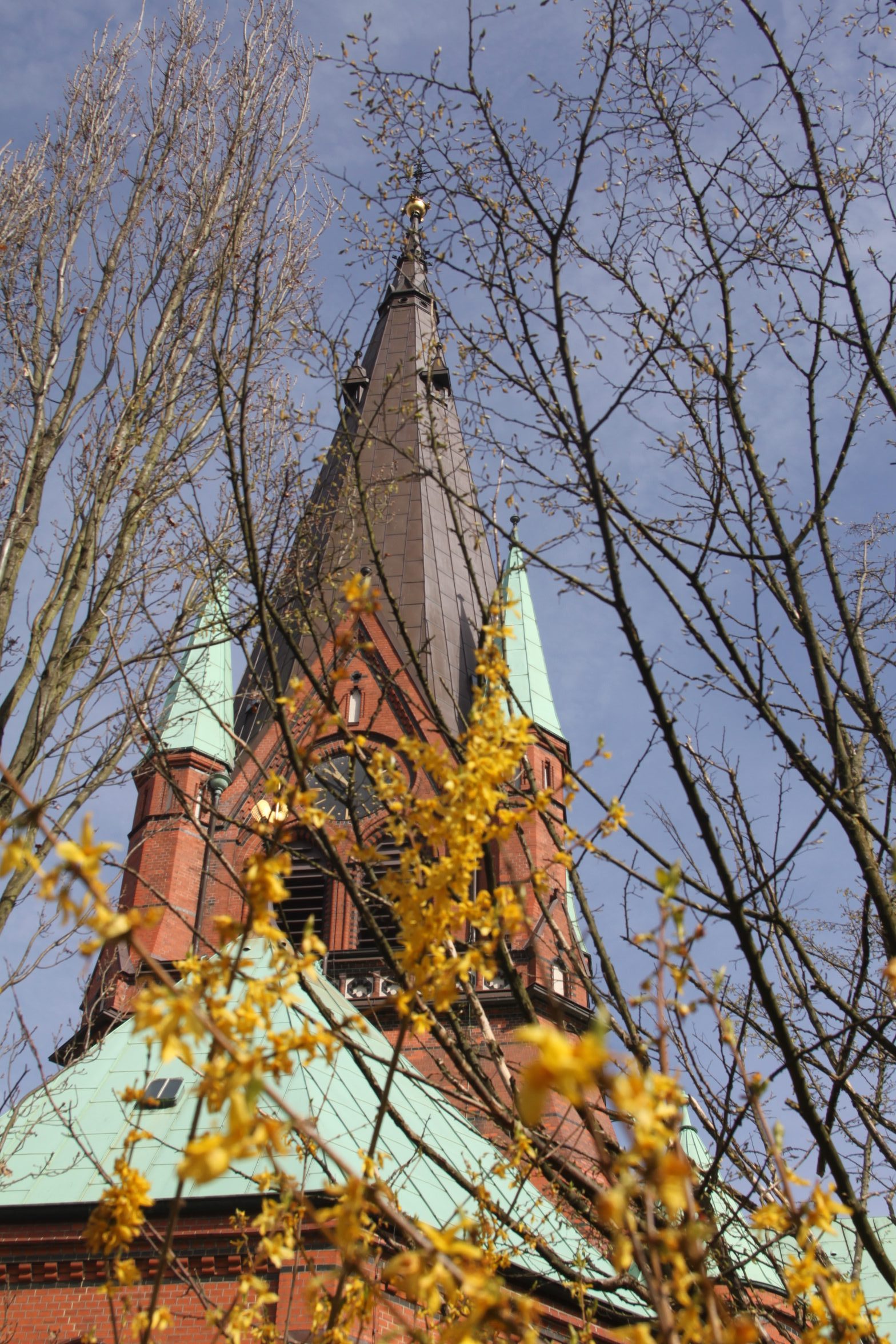 Gelber Glanz vor der Kreuzkirche